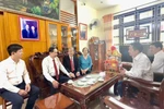 National Assembly Chairman Tran Thanh Man (second from left) talks to family of late NA Chairman Nguyen Huu Tho (Source: quochoi.vn)