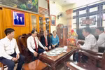 National Assembly Chairman Tran Thanh Man (second from left) talks to family of late NA Chairman Nguyen Huu Tho (Source: quochoi.vn)