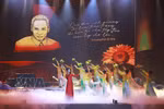 A performance in the special political art programme titled “Prime Minister Pham Van Dong – A lifetime for the nation and the people”. (Photo: VNA)