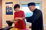 President of the UNESCO General Conference Simona-Mirela Miculescu crafts her own piece of Dong Ho painting. (Photo: VNA)