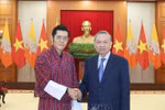 Party General Secretary To Lam (R) receives King of Bhutan Jigme Khesar Namgyel Wangchuck in Hanoi on August 19. (Photo: VNA) 