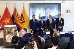 Vietnamese Ambassador to the US Nguyen Quoc Dung (second from left) and the US ambassadors through different periods at the seminar. (Photo: VNA)