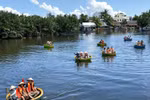 Tourists experience bamboo basket boat tours in Bay Mau nipa palm forest (Photo: VNA)