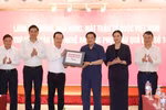 Politburo member Phan Dinh Trac hands over assistance from Party, State and Vietnam Fatherland Front leaders to people of the central province of Nghe An (Photo: VNA)