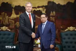 Prime Minister Pham Minh Chinh (R) and Excelerate Energy President and CEO Steven Kobos at their meeting in Hanoi on May 29. (Photo: VNA)
