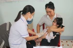 A health worker administer IPV polio vaccine to a child in Dong Thap province. (Photo: VNA)