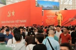 The exhibition space "95 years of the Party Flag lighting the way" attracts a large number of visitors. (Photo: VNA)