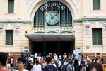 The Central Post Office in Ho Chi Minh City draws a large number of visitors during the five-day break. (Photo: VNA)