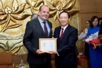 Then Chilean Ambassador to Vietnam Claudio De Negri (L) receives the insignia "For Peace and Friendship among Nations" from the Vietnam Union of Friendship Organisations. (Photo: VNA)