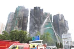 At the scene of the deadly fire at a residential complex in Hong Kong (China) (Photo: VNA)