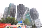 At the scene of the deadly fire at a residential complex in Hong Kong (China) (Photo: VNA)