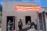 Military soldiers promptly build houses for flood-hit families in Dak Lak (Photo: VNA)