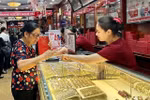 A customer shops for gold jewellery at a gold shop in Hai Ba Trung district, Hanoi. (Photo: VNA)