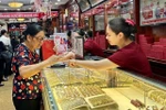 A customer shops for gold jewellery at a gold shop in Hai Ba Trung district, Hanoi. (Photo: VNA)