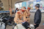 Traffic police handle a violation case (Photo: VNA)