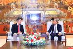 Deputy Secretary of the Party Committee and Chairman of the People’s Committee of Hanoi Vu Dai Thang (right) receives Governor of Yamanashi prefecture Nagasaki Kotaro. (Photo: hanoimoi.vn)