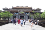 Tourists visit the Hue Imperial Citadel. (Photo: VNA)
