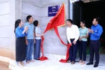 VNA General Director Vu Viet Trang and delegates inaugurate a new house for an disadvantaged family in Trung Yen commune, Son Duong district, Tuyen Quang province. (Photo: VNA)
