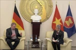 Vietnamese Ambassador to Germany Nguyen Dac Thanh (R) meets with Patrik Köbele, Chairman of the German Communist Party (DKP). (Photo: VNA)