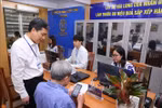 Hanoi's Cua Nam ward State employees receive citizens on the morning of July 1. (Photo: VNA)