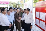 NA Chairman Tran Thanh Man (right) inspects a polling station in Ba Sao commune, Dong Thap province. (Photo: VNA)