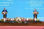 Prime Minister Pham Minh Chinh (R) and his Japanese counterpart Ishiba Shigeru announce the outcomes of their talks in Hanoi on April 28. (Photo: VNA)