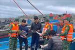 Border guard coordinate with coast guard forces to raise fishermen's awareness against IUU fishing at Bach Long Vi port. (Photo published by VNA)