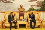 Vietnamese Minister of Public Security General Luong Tam Quang (left) meets with Lao Deputy Prime Minister and Minister of Public Security General Vilay Lakhamphong in Vientiane on April 25. (Photo: VNA)
