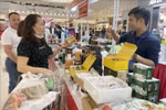 Consumers learn about Hanoi's OCOP products. (Photo: VNA)