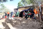 Authorities help people in Tinh Khe commune (Quang Ngai) overcome the consequences of Tyhoon Kalmaegi (Photo: VNA)