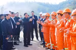 Prime Minister Pham Minh Chinh visits and encourages workers at Dong Dang–Tra Linh expressway construction site. (Photo: VNA)