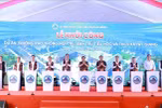 Prime Minister Pham Minh Chinh and delegates at the ground-breaking ceremony for Tay Giang Boarding and Semi-boarding School for Primary and Secondary Students in the central city of Da Nang's Tay Giang commune. (Photo: VNA)