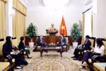 Deputy Foreign Minister Dang Hoang Giang (R) receives Ambassador of Switzerland to Vietnam Thomas Gass on July 18. (Photo: VNA)
