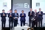 The signing ceremony is witnessed by Prime Minister Pham Minh Chinh. (Photo: VNA)