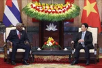 Vietnamese State President Luong Cuong (R) meets with President of the National Assembly of People's Power and President of the Council of State of Cuba Esteban Lazo Hernandez in Hanoi on September 30. (Photo: VNA)