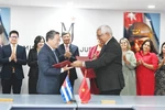 Visiting Vietnamese Minister of Justice Nguyen Hai Ninh (L) and his Cuban counterpart Oscar Manuel Silvera Martínez exchange documents after signing an agreement on a technical assistance project for the Cuban Ministry of Justice. (Photo: VNA)