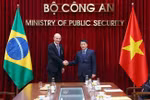 Minister of Public Security Luong Tam Quang (right) and Chief-Minister of the Institutional Security Office of the Presidency of Brazil General Marcos Antonio Amaro dos Santos (Photo: VNA)