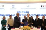 Representatives of the Indian Chamber of Commerce and the Ho Chi Minh City Business Association (HUBA) sign a cooperation agreement at the seminar. (Photo: VNA)