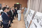 Delegates visit a photo exhibition about the career of President Ho Chi Minh. (Photo: VNA)