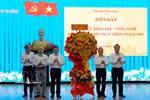 Da Nang city's leaders present flowers to congratulate the Union of Science and Technology Associations in Da Nang on Vietnam Science and Technology Day (May 18). (Photo: VNA) 