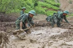 Soldiers search for missing victims in Dien Bien province on the morning of August 2, 2025. (Photo: VNA)
