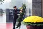 Party General Secretary and President of Laos Thongloun Sisoulith lays a wreath at the Ho Chi Minh Mausoleum in Hanoi on January 27, 2026. (Photo: VNA)
