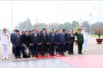 Party and State leaders pay tribute to President Ho Chi Minh at his mausoleum (Photo: VNA)