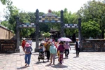Tourists at the Hue Royal Citadel (Photo: VNA)