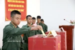 Newly enlisted soldiers at the 2nd Training and Mobile Battalion in Lam Dong province eagerly participate in the early voting session. (Photo: VNA)
