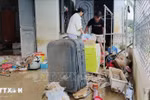 People in Ninh Phuoc commune, Khanh Hoa province clean up their houses after the flood. (Photo: VNA)