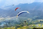 Paragliding over the majestic mountain peaks of Lai Chau (Photo: Organising Board of the Lai Chau Culture-Tourism Week)