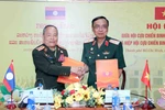 Major General Nguyen Minh Hoang (right), Chairman of the Ho Chi Minh City War Veterans’ Association, and Colonel Bunmac Vilavong, Chairman of the veterans’ association of Laos' Champasak province, sign a memorandum of understanding on cooperation for the 2026–2030 period. (Photo: VNA)