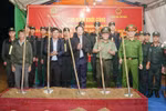 Leaders of the Lam Dong People’s Committee, the Ministry of Public Security and local households break ground for the first homes in Hoa Lac hamlet, Quang Lap commune. (Photo: Lam Dong Newspaper)