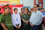 National Assembly Vice Chairman Tran Quang Phuong (right) inspects election preparations at Polling Station No. 1 in Kenh Dao hamlet, Dat Mui commune, Ca Mau province. (Photo: VNA)